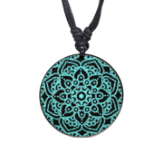 Collier noir pendentif Mandala gravé en bois de Narra