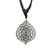 Collana nera con ciondolo a forma di foglia dargento