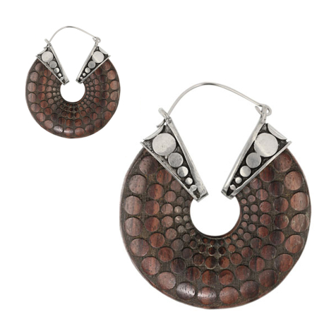 Orecchino in argento con incisione a ciambella aperta in legno di Narra