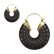 Orecchino placcato oro con incisione a ciambella aperta...