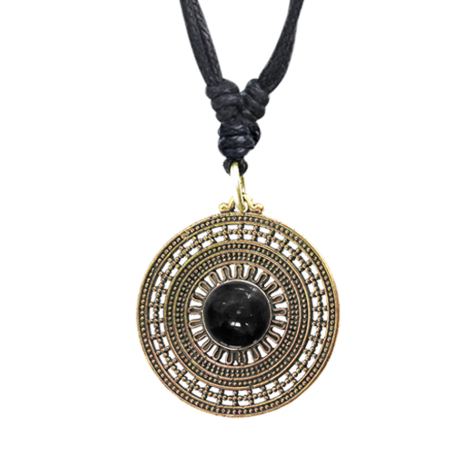 Collier noir pendentif doré disque rond avec pierre onyx