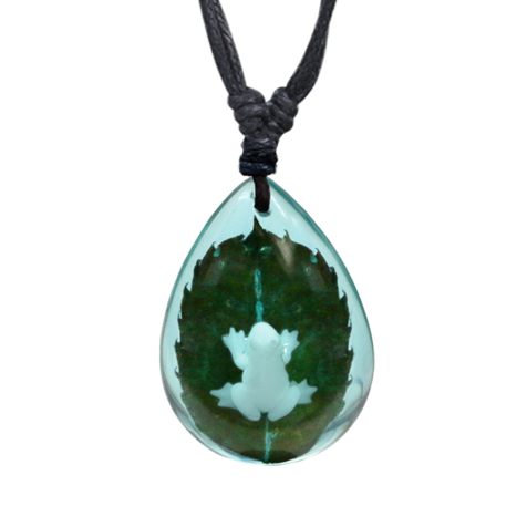 Halskette schwarz Anhänger Frosch auf Blatt Epoxy grün