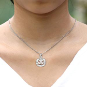 Chaîne en argent avec pendentif tête de citrouille en argent