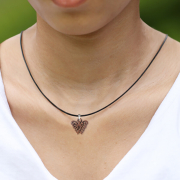 Collana nera con ciondolo a forma di farfalla in legno di sawo