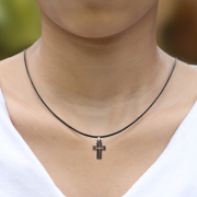 Collier noir avec pendentif en forme de croix creuse en bois de narra