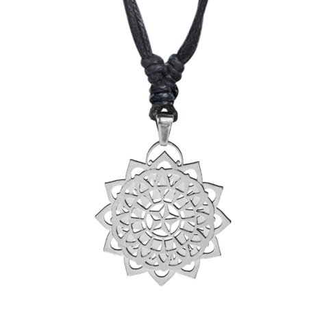 Collana nera con ciondolo in argento a forma di mandala del sole