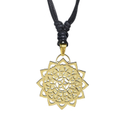 Collana nera con ciondolo placcato oro a forma di mandala...