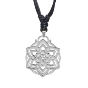 Collier noir avec pendentif argenté...