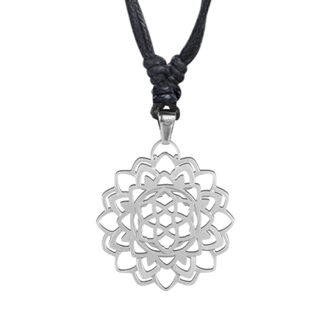 Collier noir avec pendentif mandala en argent