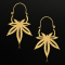Boucle doreille plaquée or en forme de feuille de chanvre