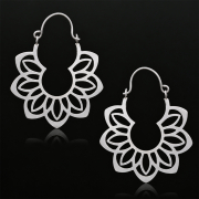 Boucle doreille argentée en forme de beignet et de fleur