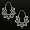 Boucle doreille argentée en forme de beignet et de fleur