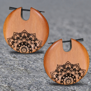 Boucle doreille avec motif mandala en bois de sawo