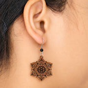 Boucles doreilles « Fleur de mandala » en bois de sawo